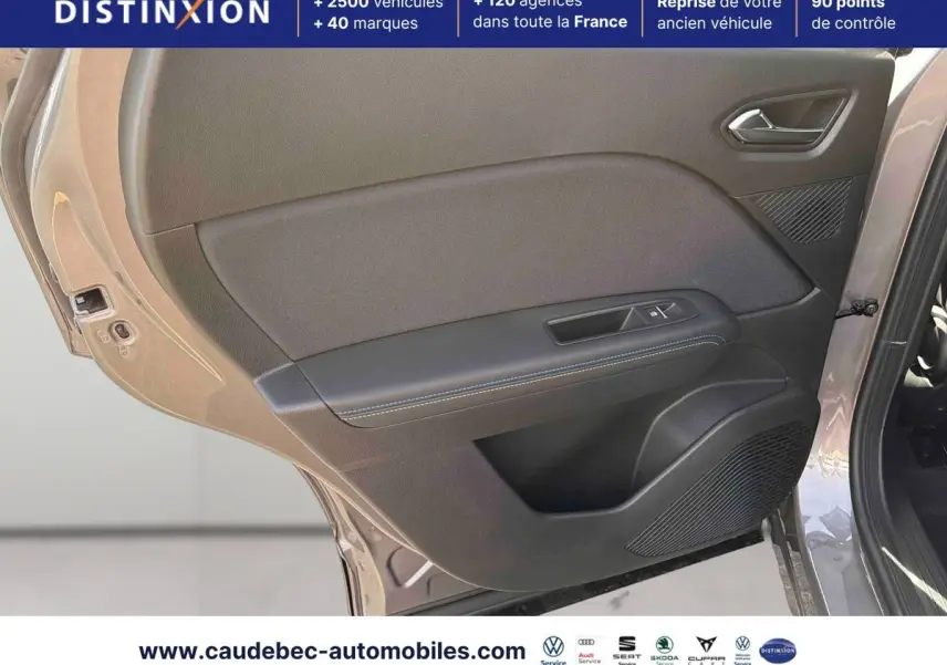 Vue rapprochée de la porte avant gauche grise du Renault Symbioz 2026, avec panneau intérieur noir et commande de vitre.