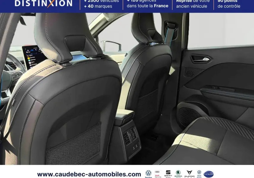 Vue intérieure arrière droite du Renault Symbioz 2026, sièges noirs en cuir avec surpiqûres contrastées et console centrale avec aérateurs.