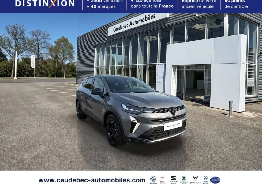 Renault Symbioz gris métallisé en 3/4 avant droit, avec jantes noires et calandre distinctive Alpine Elixir.