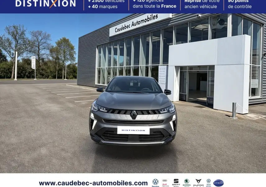 Vue avant d'une Renault Symbioz E-Tech hybride grise métallisée, avec calandre distinctive et éclairage LED Pure Vision.