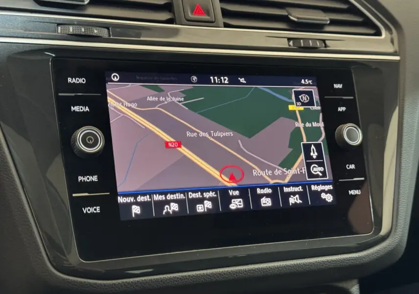 Écran tactile de navigation 8 pouces du Volkswagen Tiguan 2020, affichant une carte routière en intérieur noir.