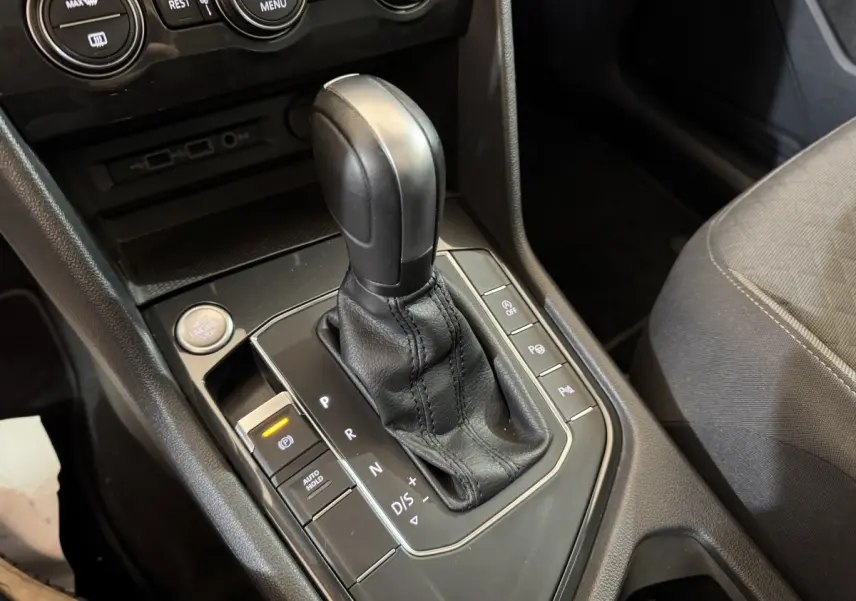 Gros plan sur la console centrale du Volkswagen Tiguan 2020 montrant le levier de vitesse automatique en cuir noir.