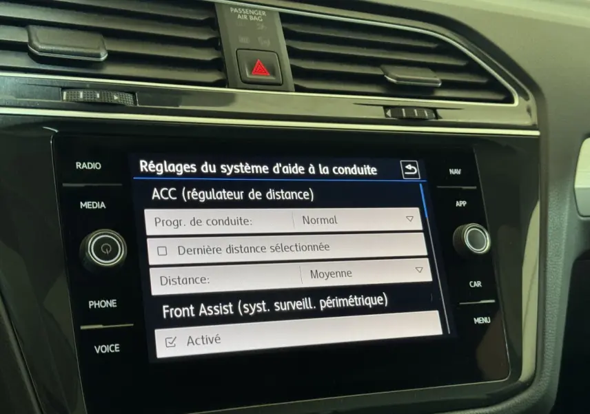 Écran tactile central du Volkswagen Tiguan 2020 affichant les réglages d'aide à la conduite, intérieur noir.