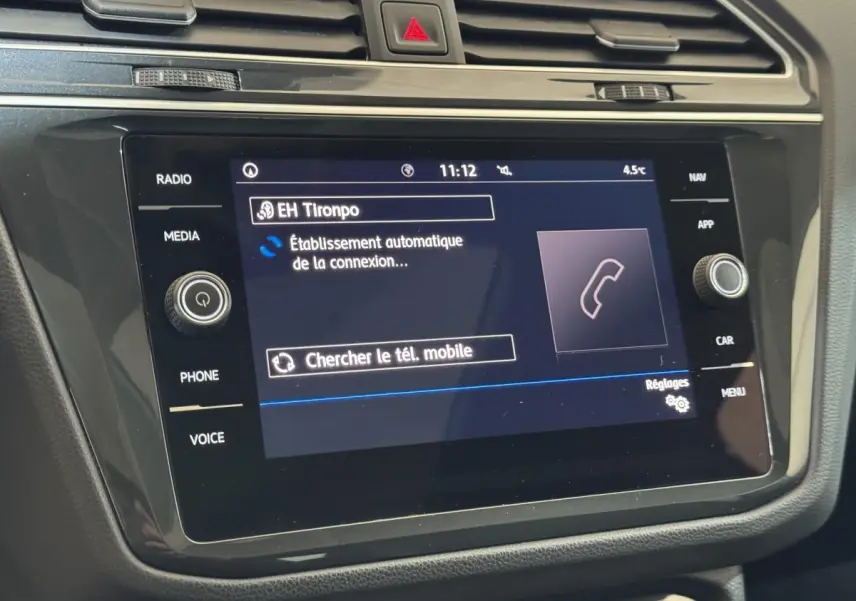 Écran tactile central du Volkswagen Tiguan 2020 affichant la connexion Bluetooth en cours, vue rapprochée intérieure.