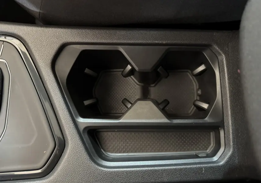 Gros plan sur le porte-gobelets central noir du Volkswagen Tiguan 1.5 TSI 150 EVO DSG7 Confortline 2020.