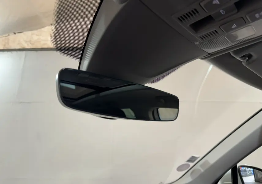 Rétroviseur intérieur noir du Volkswagen Tiguan blanc 2020, vue rapprochée depuis l'habitacle côté conducteur.