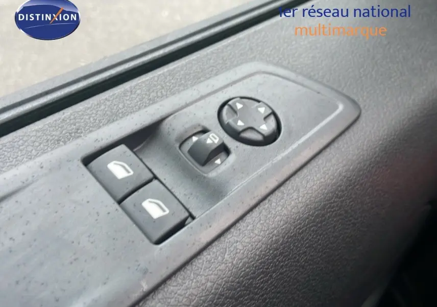 Détail des commandes de réglage des rétroviseurs et vitres sur la portière intérieure du Citroën Jumpy Cabine Approfondie gris titane.