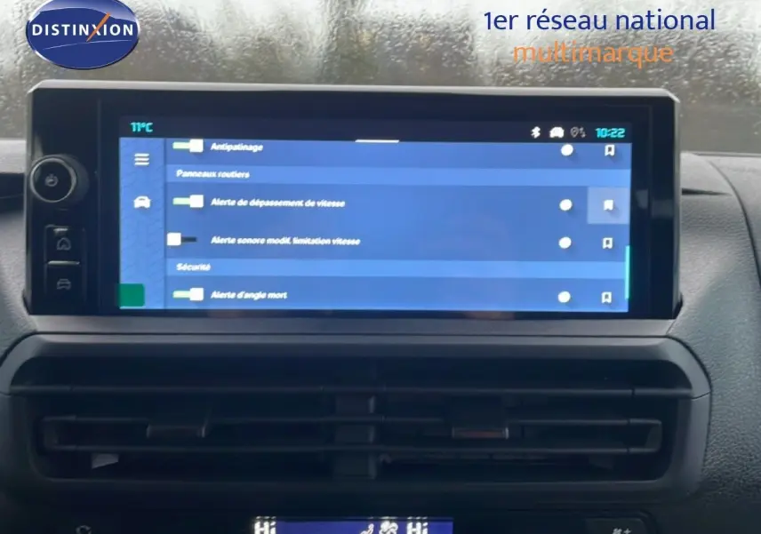 Écran tactile central affichant les réglages d’alerte de sécurité dans l’habitacle du Citroën Jumpy Cabine Approfondie 2025.