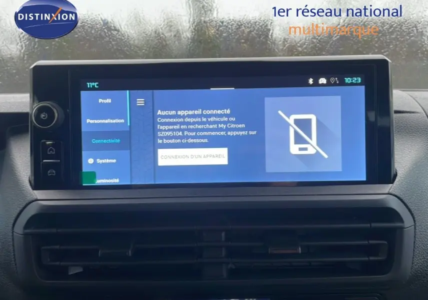 Écran tactile central du tableau de bord du Citroën Jumpy Long L3 gris titane, affichant les options de connectivité.