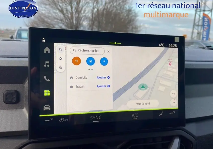 Écran tactile central du tableau de bord du Dacia Bigster 2025 affichant la navigation GPS en mode clair.