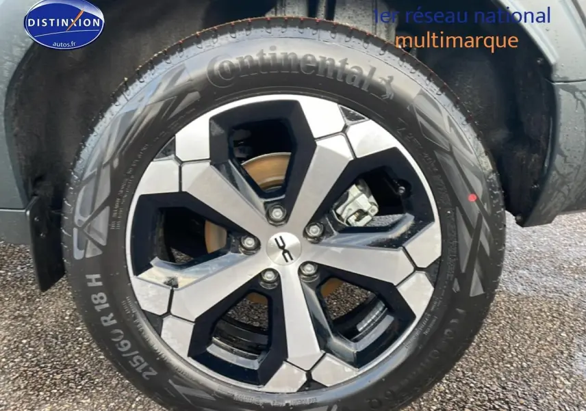 Gros plan sur la jante diamantée 18 pouces noire et grise du Dacia Bigster gris schiste, roue avant droite visible.