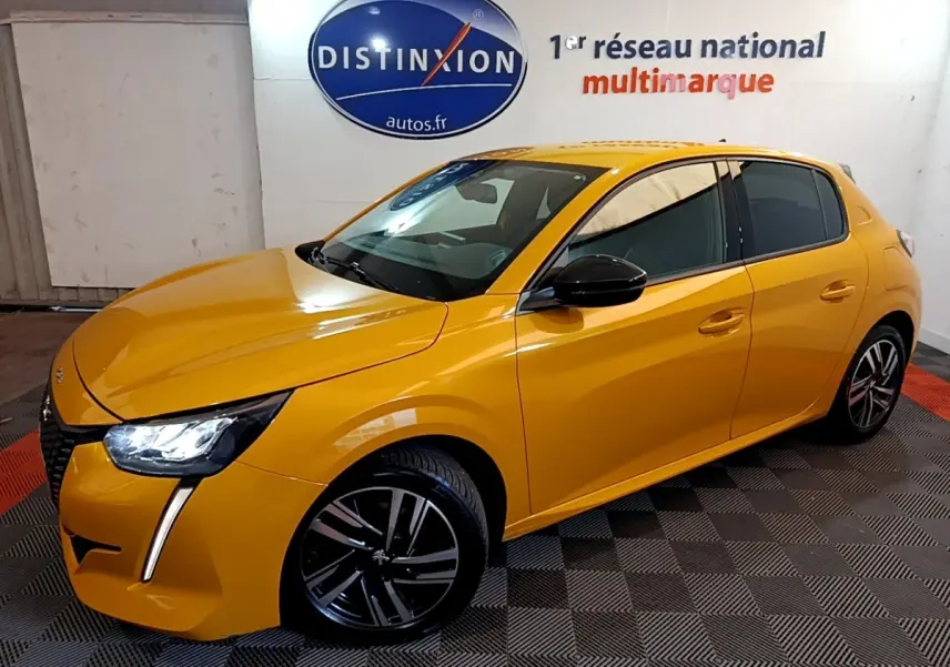 Peugeot 208 jaune vue 3/4 avant droit, feux LED allumés et jantes alliage noires distinctives.