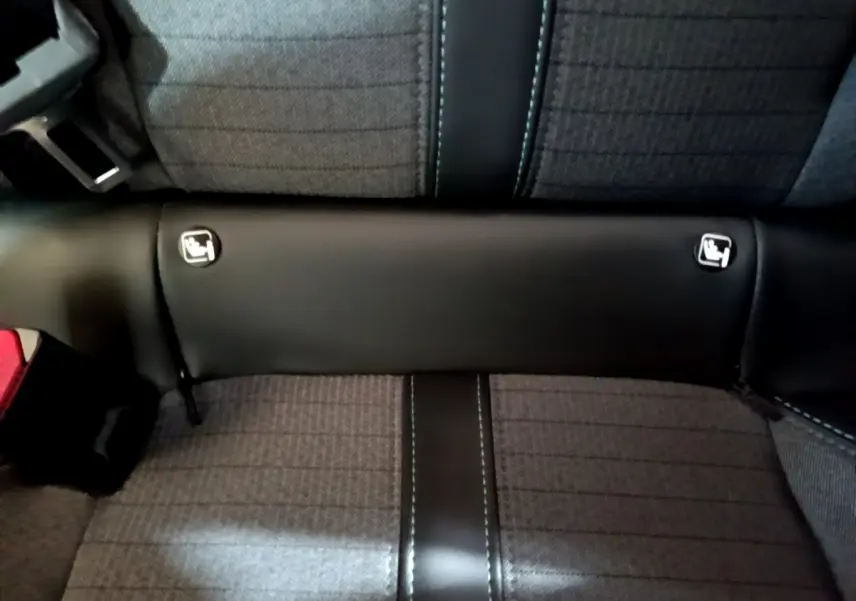 Vue rapprochée de la banquette arrière grise et noire de la Peugeot 208 PureTech 100 S&S Allure Pack avec fixations Isofix visibles.