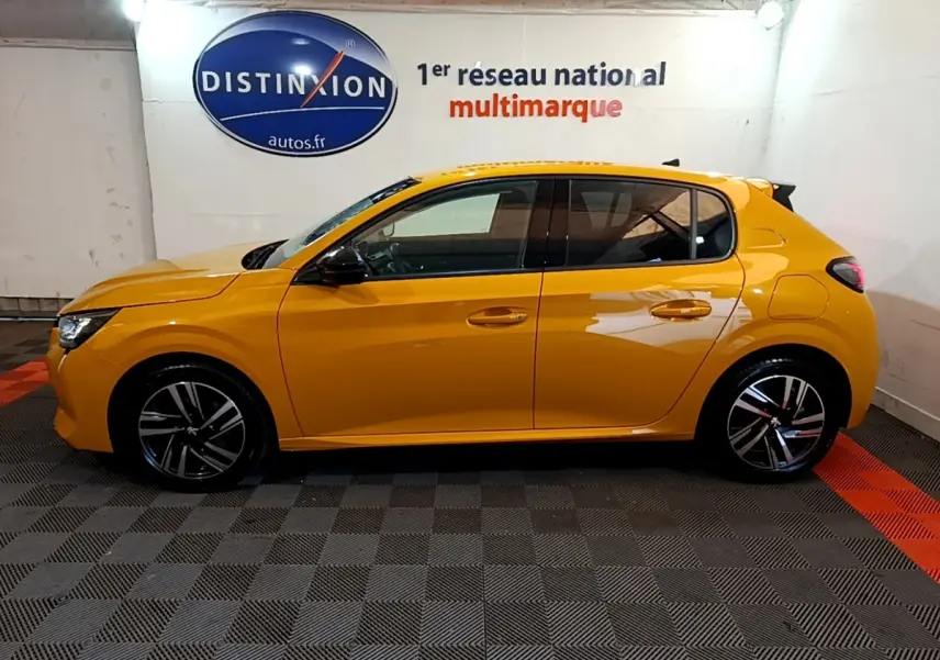 Peugeot 208 PureTech 100 S&S Allure Pack jaune vue de profil côté gauche dans un showroom intérieur.