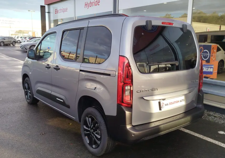 Vue 3/4 arrière droite du Citroën Berlingo gris acier 2025 avec vitres teintées et jantes noires.