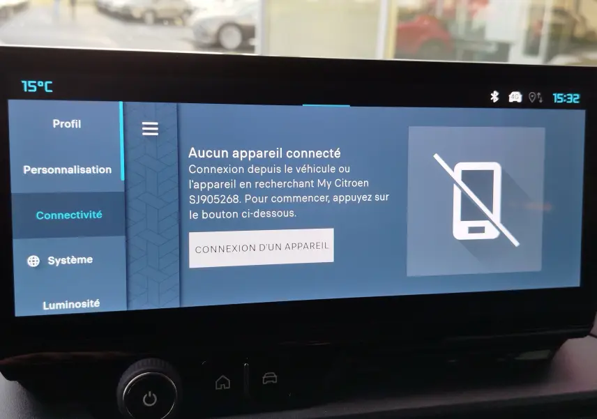 Écran tactile intérieur du Citroën Berlingo 2025 affichant le menu connectivité sans appareil connecté, avec interface moderne.