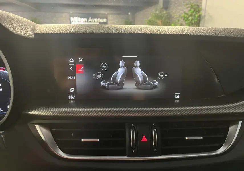 Écran central intérieur de l'Alfa Romeo Stelvio 2024 montrant le réglage des sièges chauffants.
