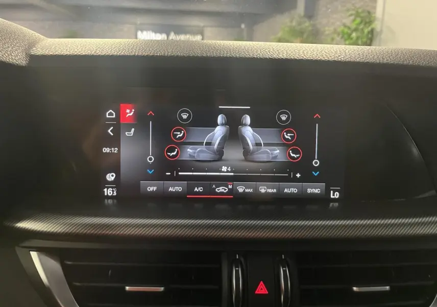 Écran tactile du système de climatisation affichant les réglages des sièges chauffants dans un Alfa Romeo Stelvio noir.