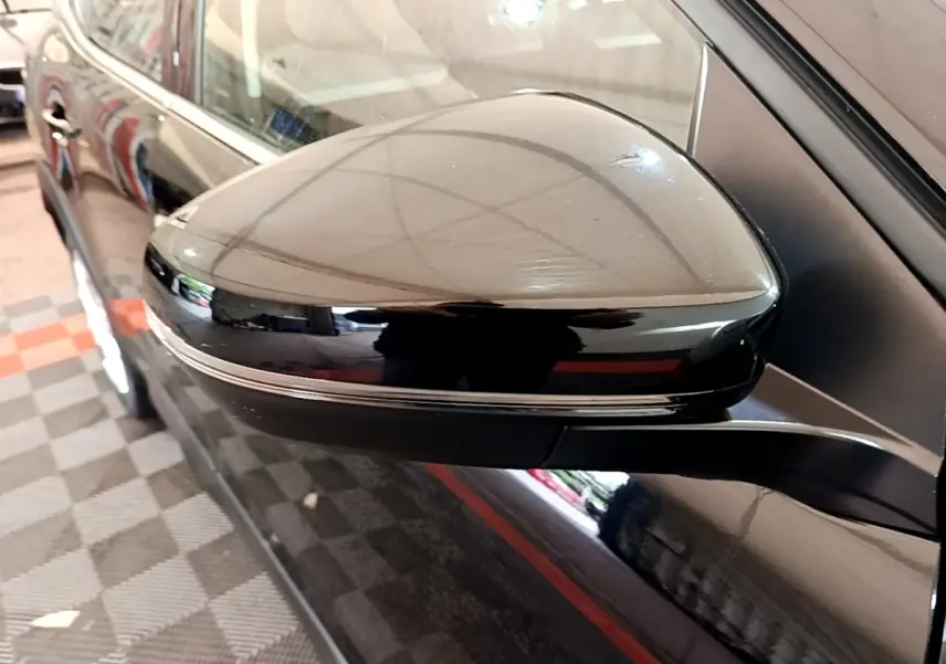 Rétroviseur côté gauche noir brillant du Citroën C5 Aircross hybride rechargeable 2022, vue rapprochée en extérieur.