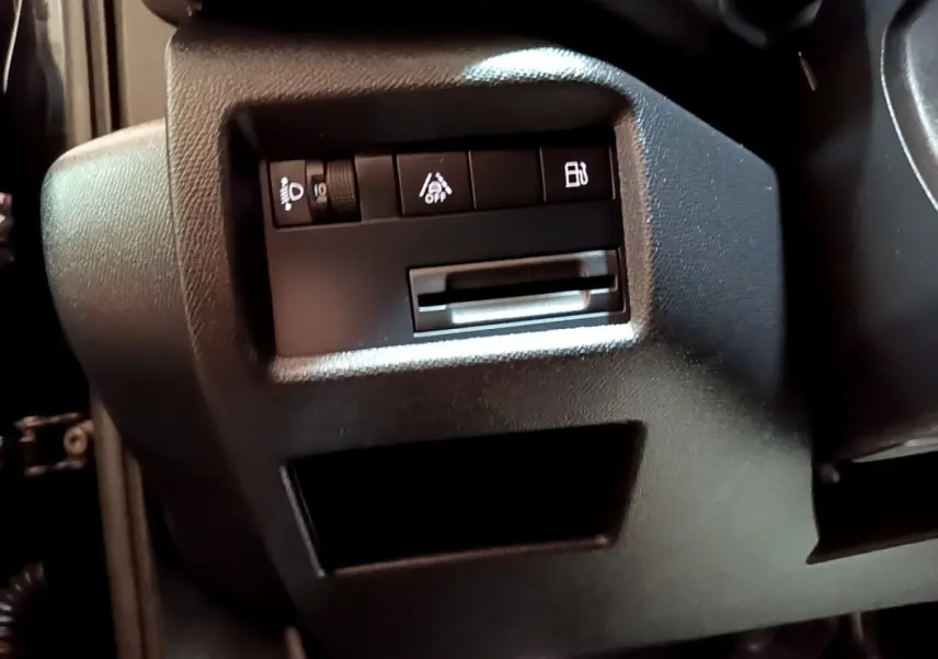 Détail intérieur côté gauche du tableau de bord noir du Citroën C5 Aircross hybride avec commandes d’éclairage et aide à la conduite.