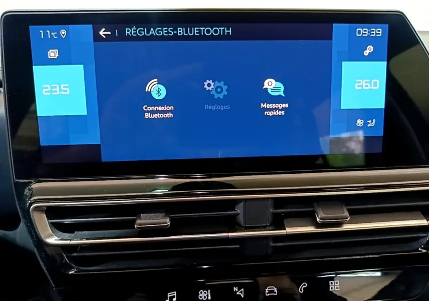 Écran tactile central du tableau de bord du Citroën C5 Aircross hybride, affichant les réglages Bluetooth et la climatisation.