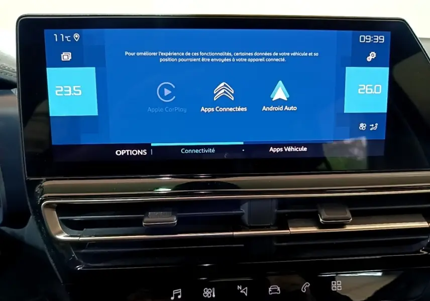 Écran tactile central affichant Apple CarPlay et Android Auto dans le tableau de bord noir du Citroën C5 Aircross hybride.