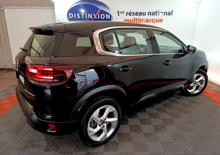 Vue 3/4 arrière droite du Citroën C5 Aircross hybride rechargeable noir 2022 avec jantes alliage et vitres teintées.