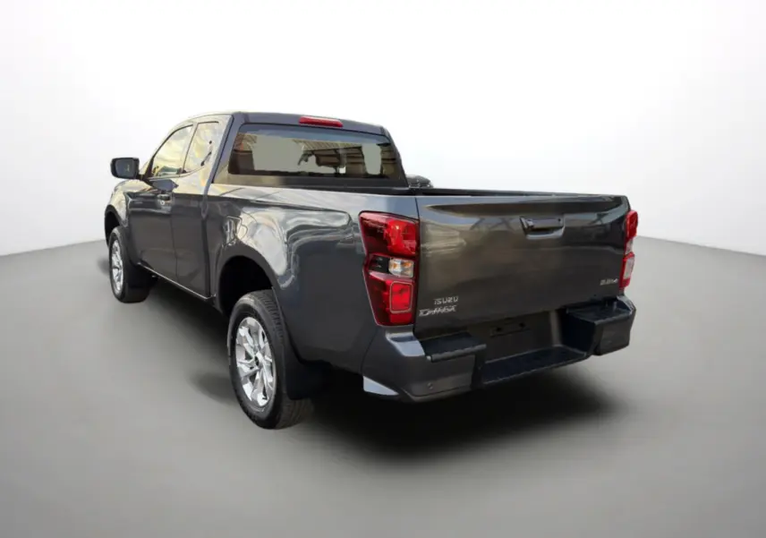 Vue 3/4 arrière gauche d'un Isuzu D-MAX 2.2 TD 164 Space Evolution gris obsidian avec jantes alu 18 pouces.