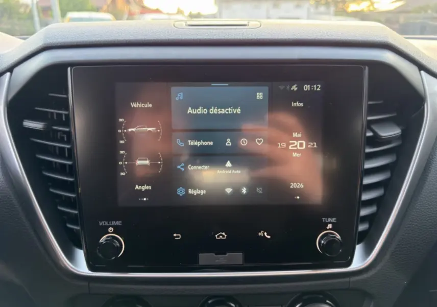 Écran tactile central du tableau de bord de l'Isuzu D-MAX 2026 avec interface Android Auto et Apple CarPlay.