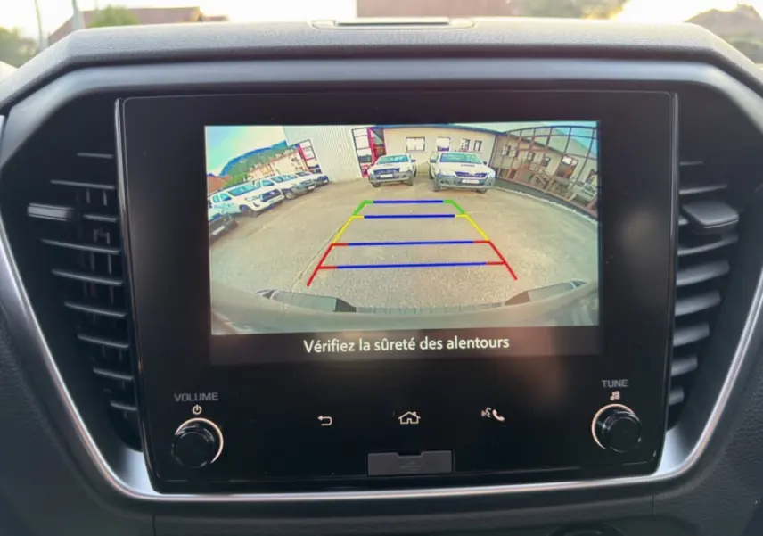 Écran tactile intérieur du tableau de bord affichant la caméra de recul du pick-up Isuzu D-MAX gris obsidian.