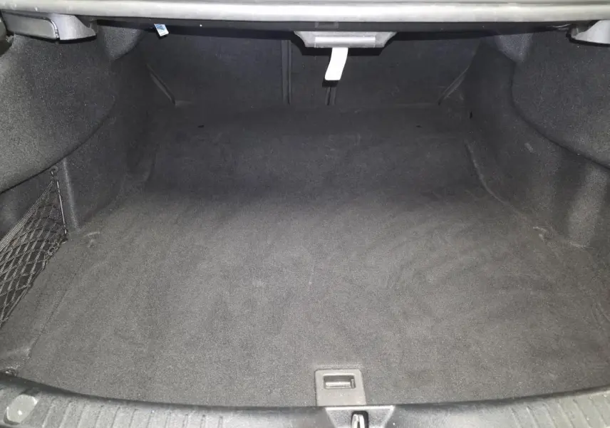 Coffre ouvert de la Mercedes Classe C Coupé gris, montrant un espace de rangement propre et vide.