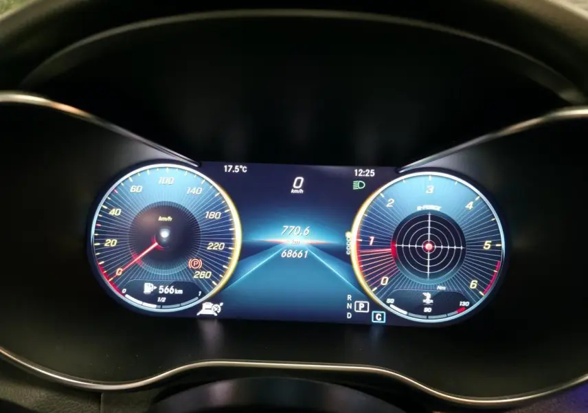 Combiné d'instruments digital bleu de la Mercedes Classe C Coupé AMG Line, affichage vitesse et puissance moteur.