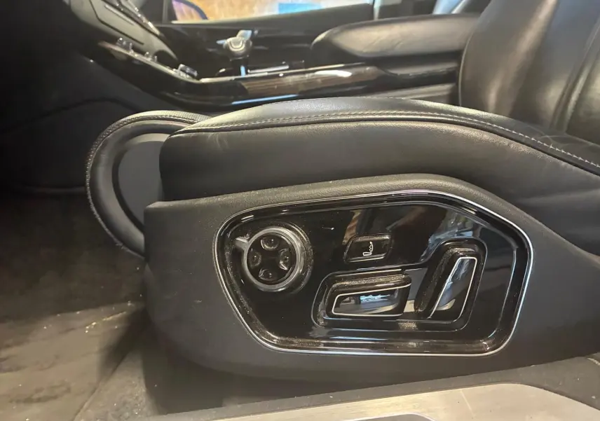 Détail des commandes de réglage électrique du siège avant en cuir noir de l'Audi A8 3.0 TDI 2016.