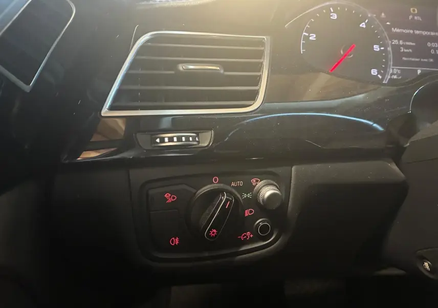 Détail intérieur côté gauche du tableau de bord noir de l'Audi A8 3.0 TDI 2016 avec commandes d'éclairage et ventilation.