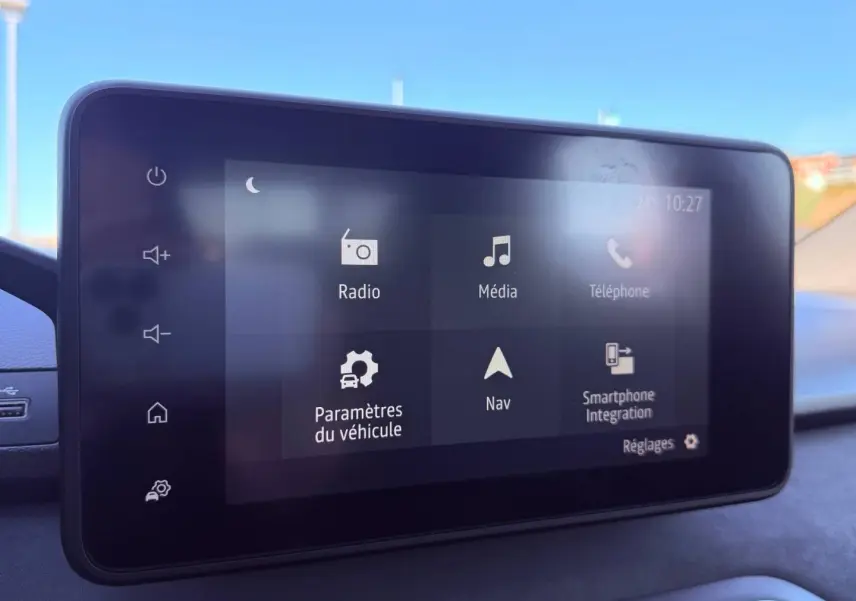 Écran tactile central du tableau de bord de la Dacia Sandero 2025 affichant les options multimédia et navigation.