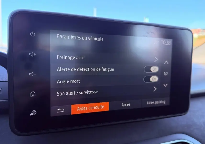 Écran tactile central du tableau de bord de la Dacia Sandero 2025 affichant les aides à la conduite.