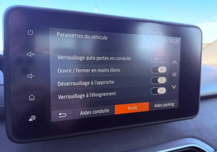 Écran tactile intérieur de la Dacia Sandero 2025 affichant les paramètres d'accès au véhicule.