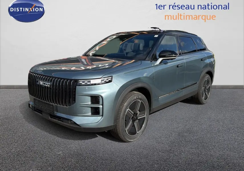 Vue 3/4 avant du JAECOO J7 hybride rechargeable en olive grey metal avec toit noir, soulignant sa calandre verticale imposante.