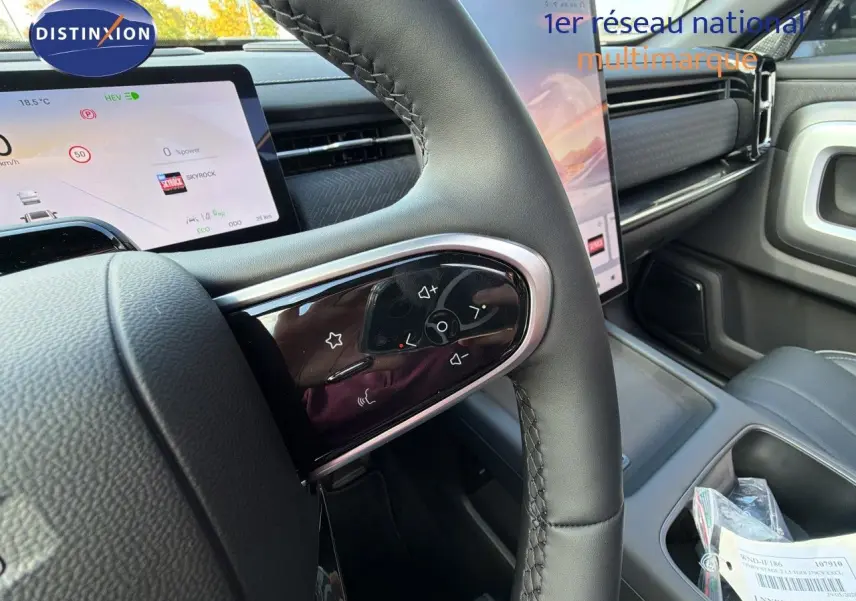 Vue intérieure rapprochée du volant cuir noir et des écrans digitaux du tableau de bord du JAECOO J7 2026.