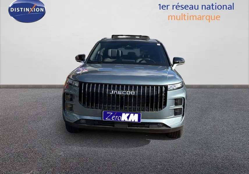 Vue frontale du JAECOO J7 2026 en olive grey metal avec toit noir, calandre verticale marquée et plaque Zero KM.