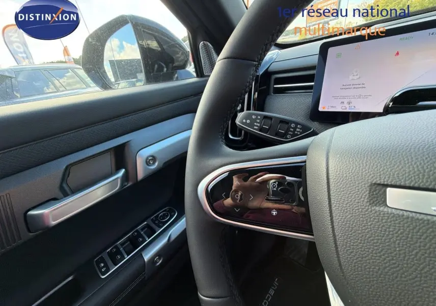 Vue intérieure côté conducteur du JAECOO J7 2026, volant cuir noir avec commandes intégrées et écran tactile digital.
