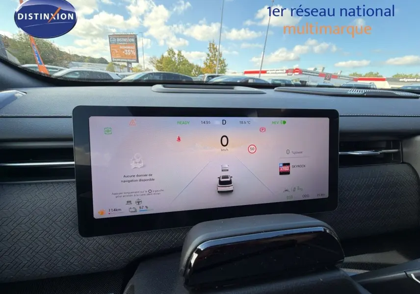 Vue intérieure du tableau de bord numérique large du JAECOO J7 2026, affichage clair et moderne avec interface de conduite.