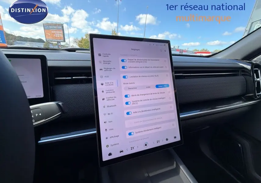 Vue intérieure centrée sur l’écran tactile vertical du tableau de bord du JAECOO J7 1.5 TGDI PHEV 279CH EXCLUSIVE.