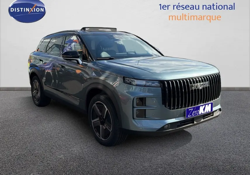 Vue 3/4 avant du SUV JAECOO J7 hybride rechargeable en olive grey metal avec toit noir et calandre verticale noire.