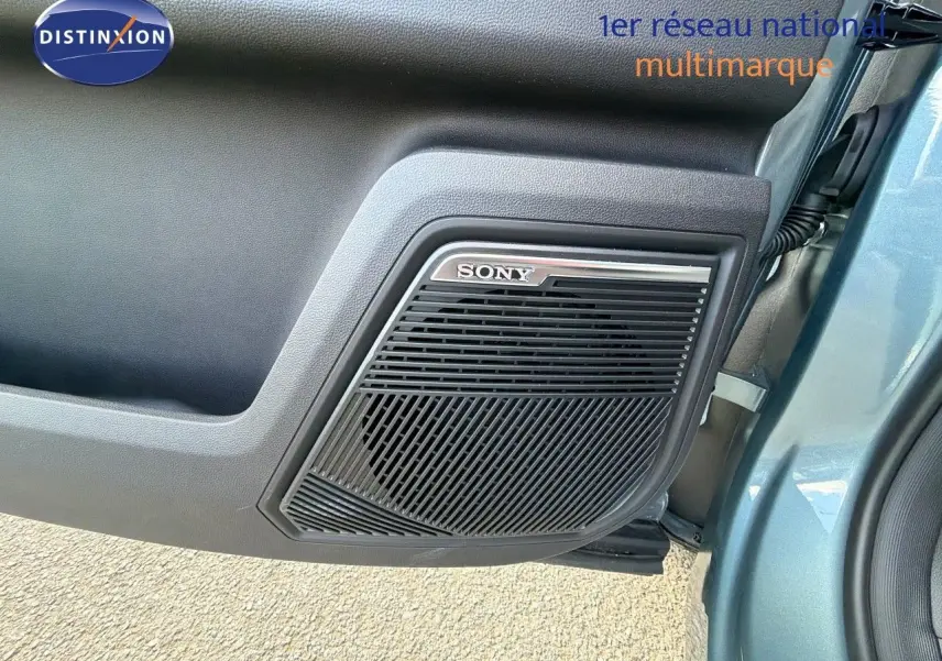 Gros plan sur l'enceinte Sony intégrée à la porte côté droit du JAECOO J7 olive grey metal avec toit noir.