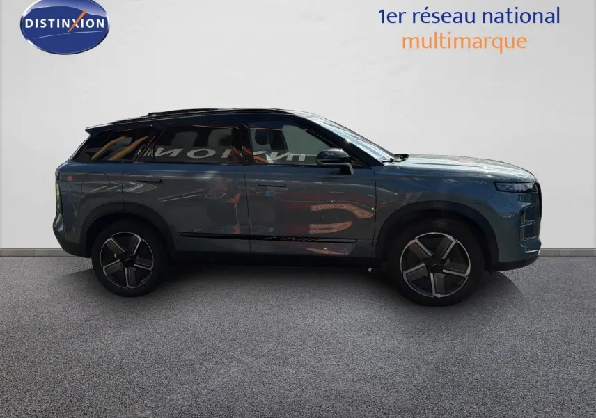 Vue de profil côté gauche du SUV JAECOO J7 hybride olive gris métallisé avec toit noir et jantes modernes.