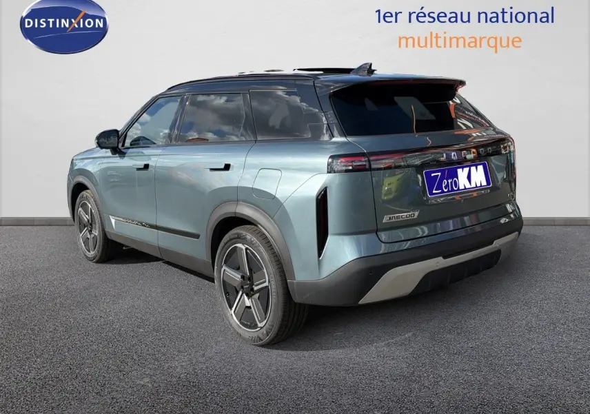 Vue 3/4 arrière droite du JAECOO J7 hybride rechargeable en olive grey metal avec toit noir, roues modernes et feux LED.