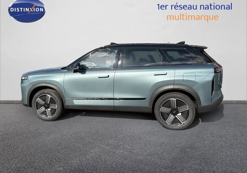 Vue de profil côté gauche du SUV JAECOO J7 hybride rechargeable en olive grey metal avec toit noir et jantes modernes.