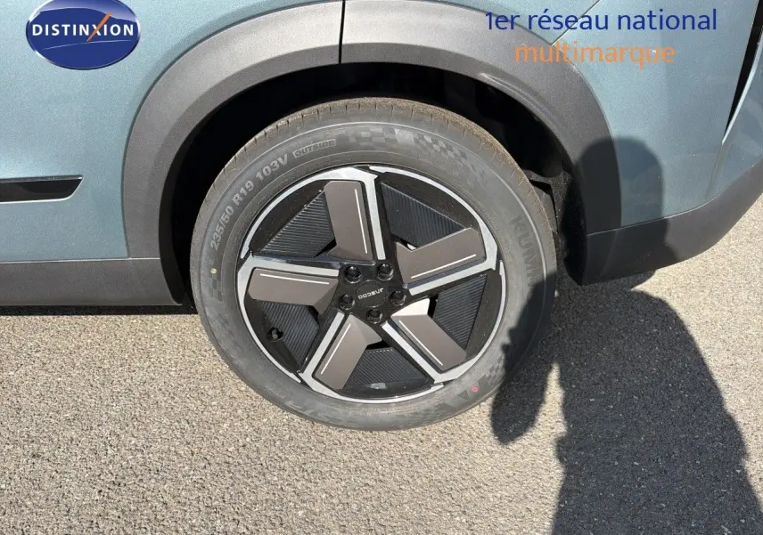 Gros plan sur la roue avant gauche du JAECOO J7 olive grey metal avec jante noire et grise au design moderne.