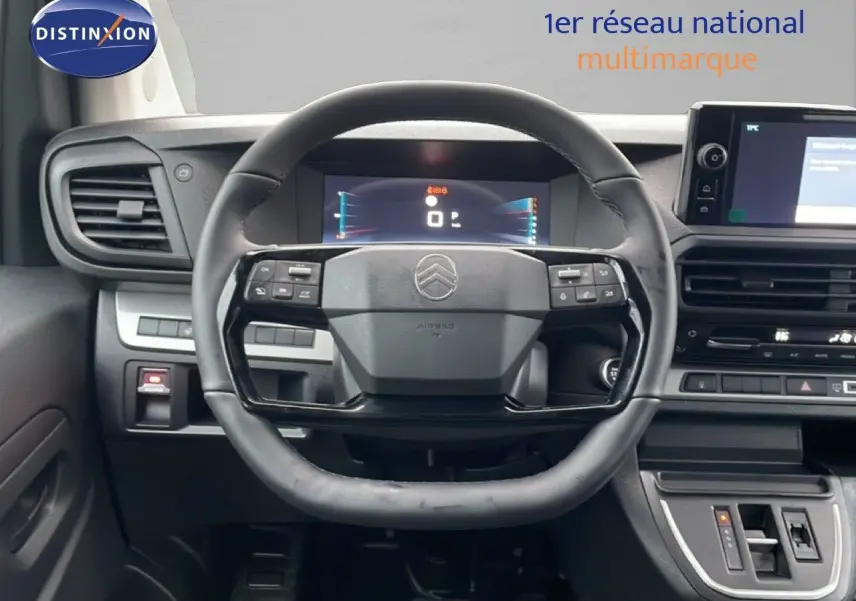 Vue intérieure centrée sur le volant multifonction du Citroën Jumpy cabine approfondie 2025, tableau de bord numérique visible.